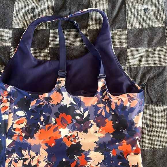 old Navy Workout top - Picture 2 of 4